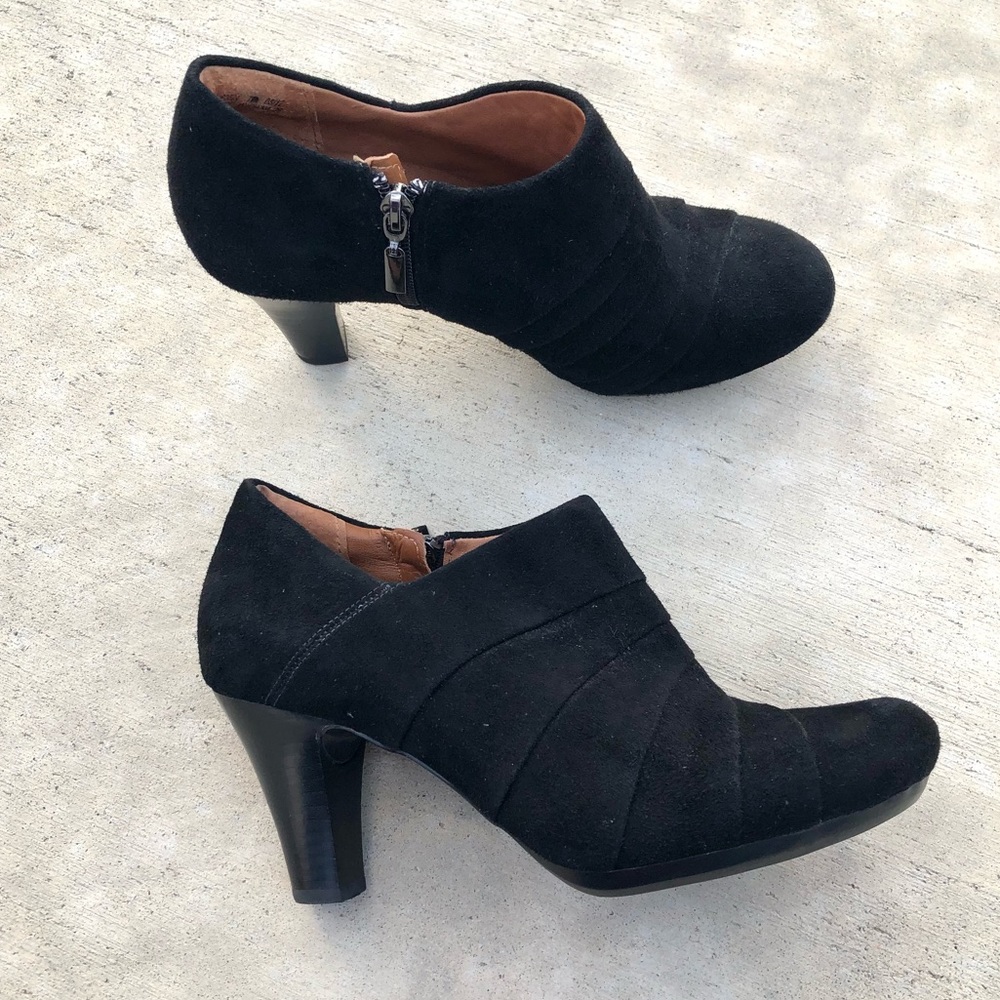 Clarks Black Suede Booties Women’s Size 7 Heeled Boot